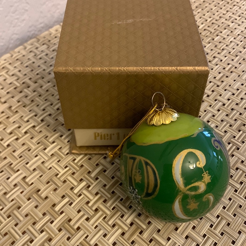 PIER 1 IMPORTS LI BIEN PEACE DOVE ROUND GLASS CHRISTMAS ORNAMENT ORIGINAL BOX